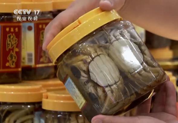 食品加工厂的负责人,他们厂生产的醉蟹挺知名,一年的销售量能有15万斤